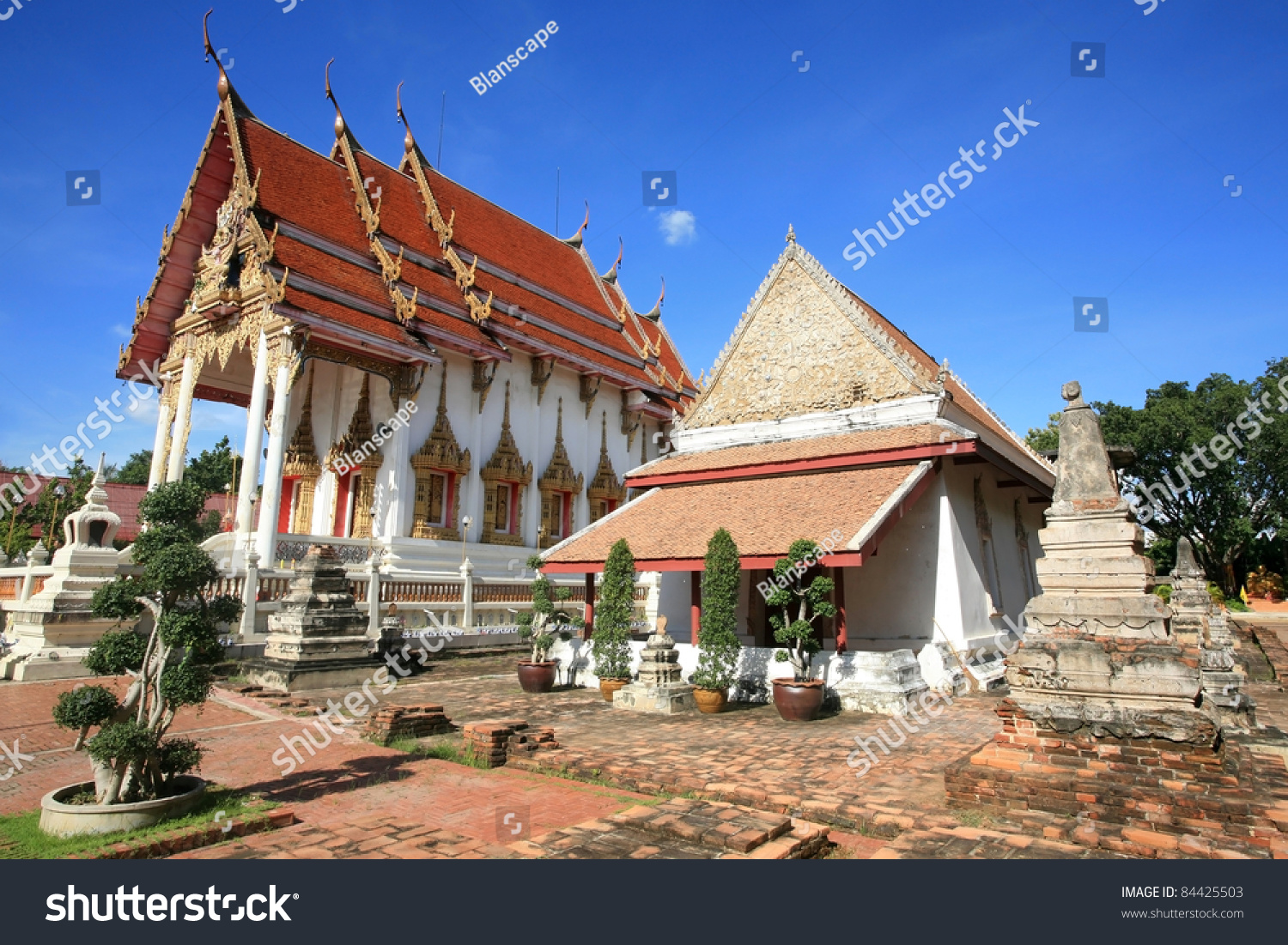 Beautiful Mon And Thai Architecture At Chomphuwek Wat In Nonthaburi ...