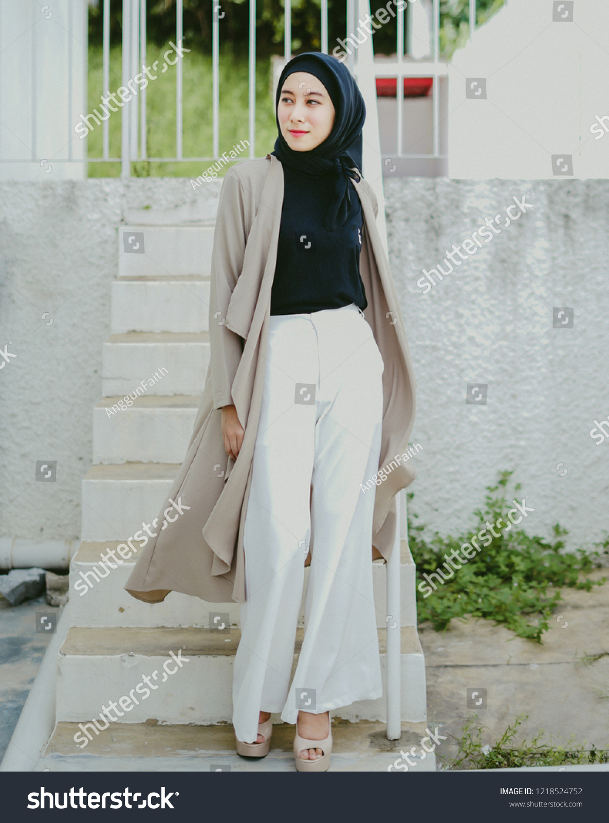 Beautiful Muslim Girl Wearing Hijab Casual Stock Photo 1218524752 |  Shutterstock