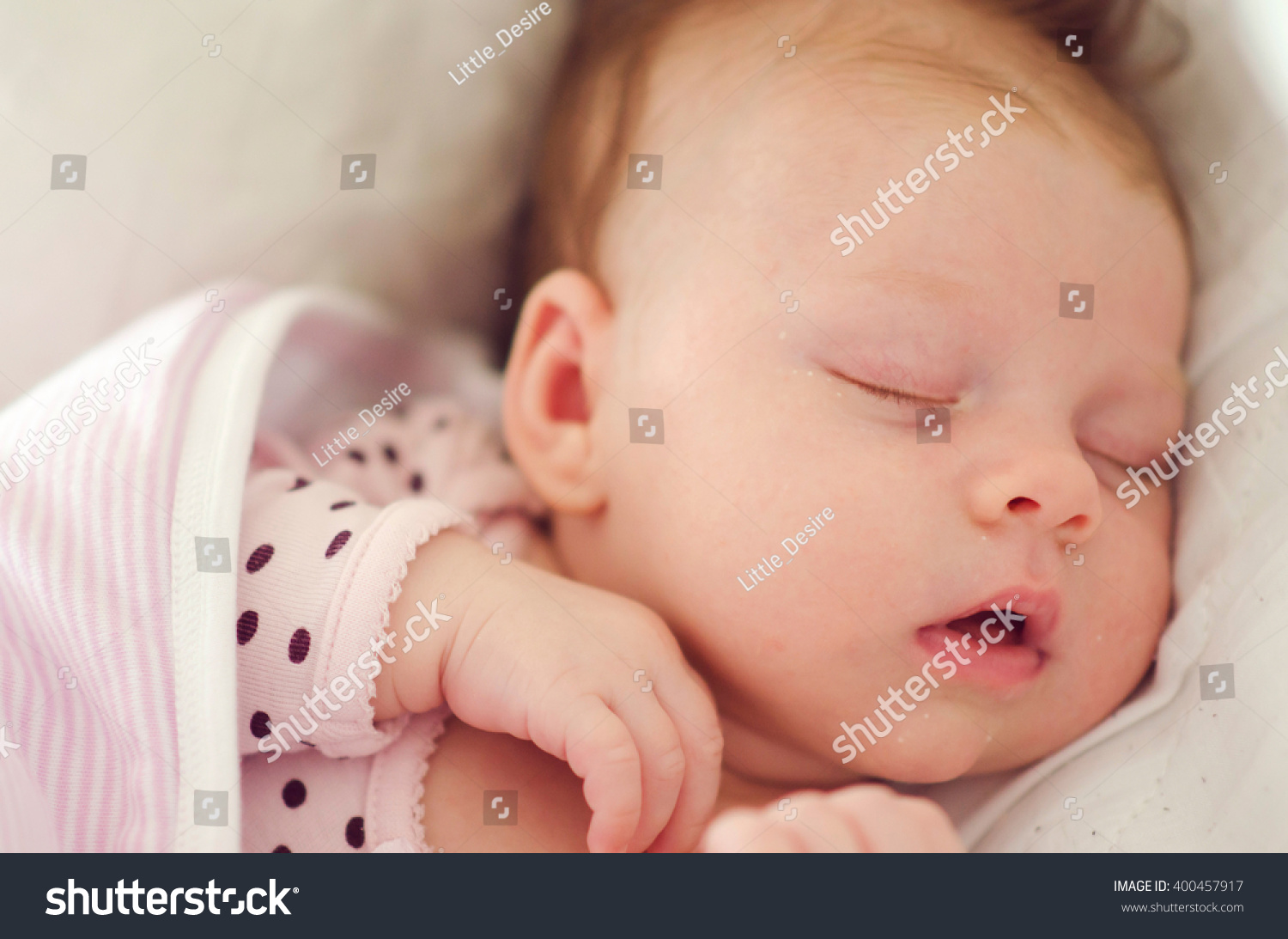 Beautiful Newborn Baby Girl Sleeping Naked Foto De Stock Shutterstock