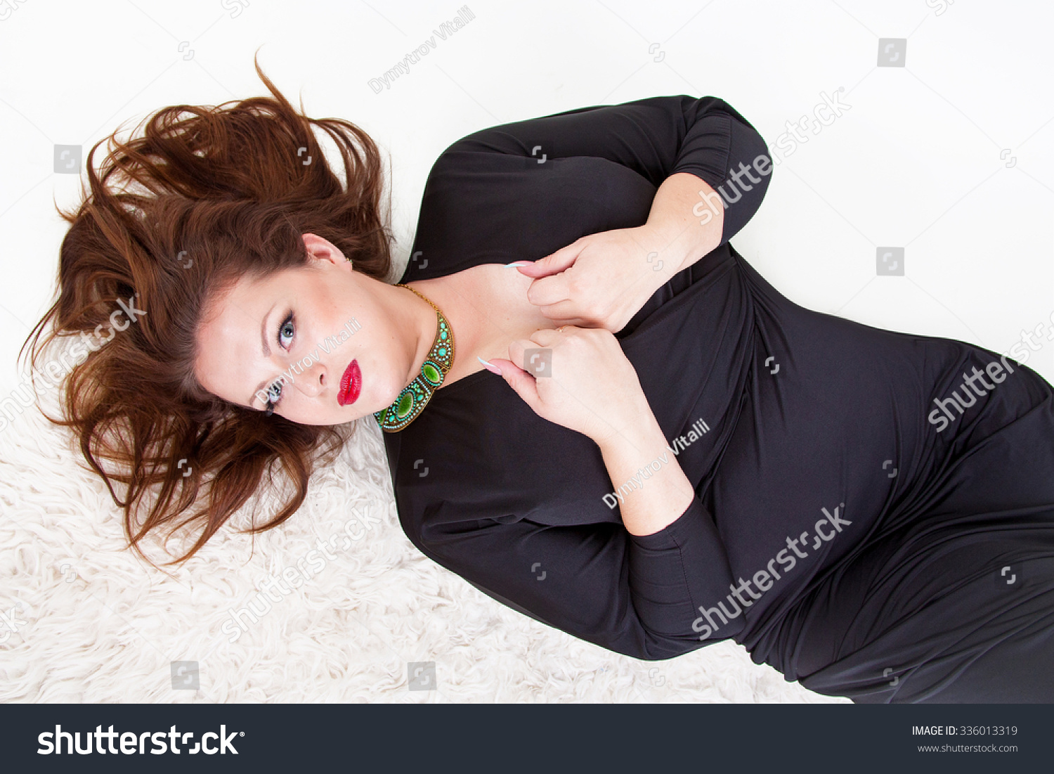 Beautiful Sexy Chubby Girl Lies On Foto Stock 336013319 Shutterstock