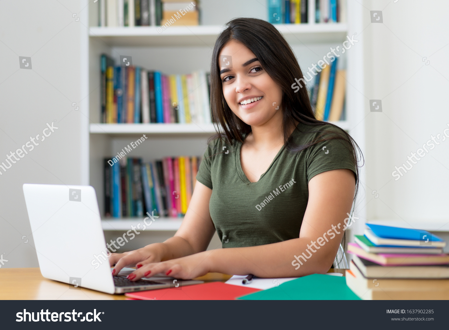 2,783 Latina girl studying Images, Stock Photos & Vectors | Shutterstock