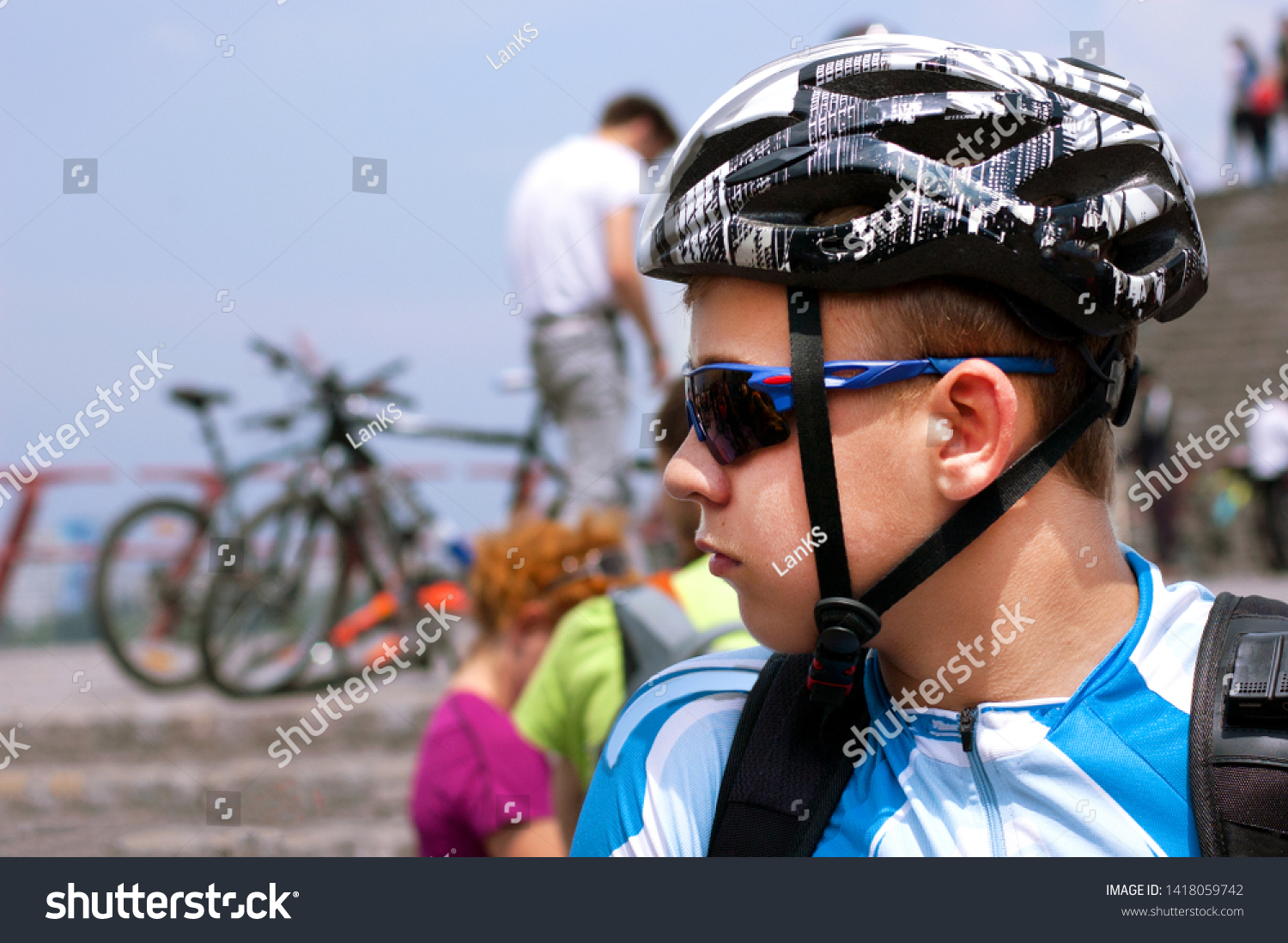 teenager bike helmet