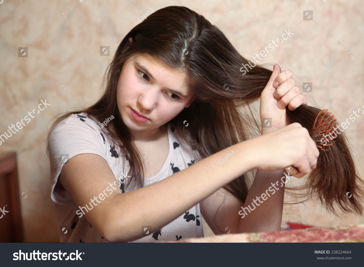 Beautiful Teen Girl Try Comb Her Stockfoto Jetzt Bearbeiten