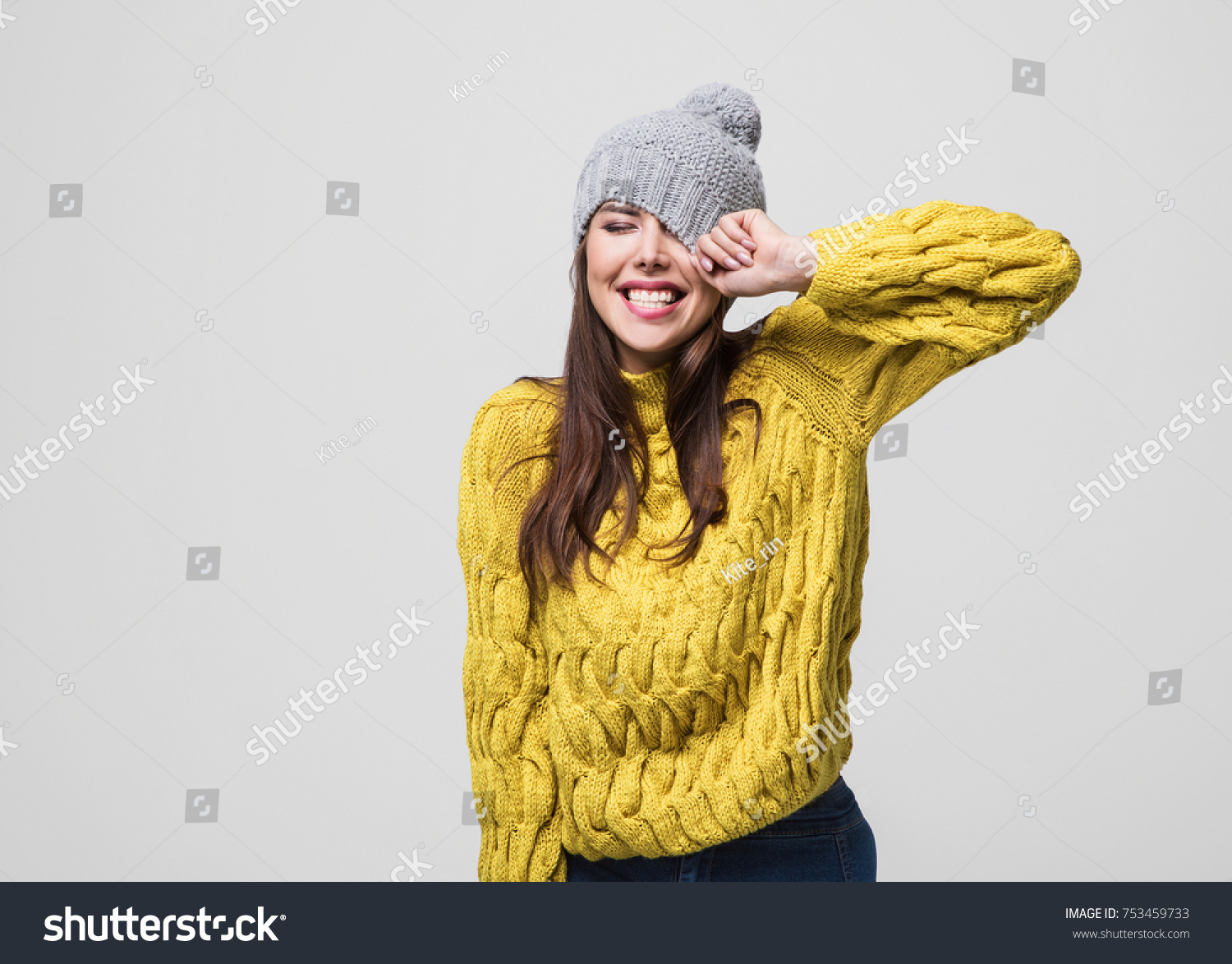 美しい女性の冬のポートレート 温かい服を着て楽しそうな笑顔の女の子 の写真素材 今すぐ編集