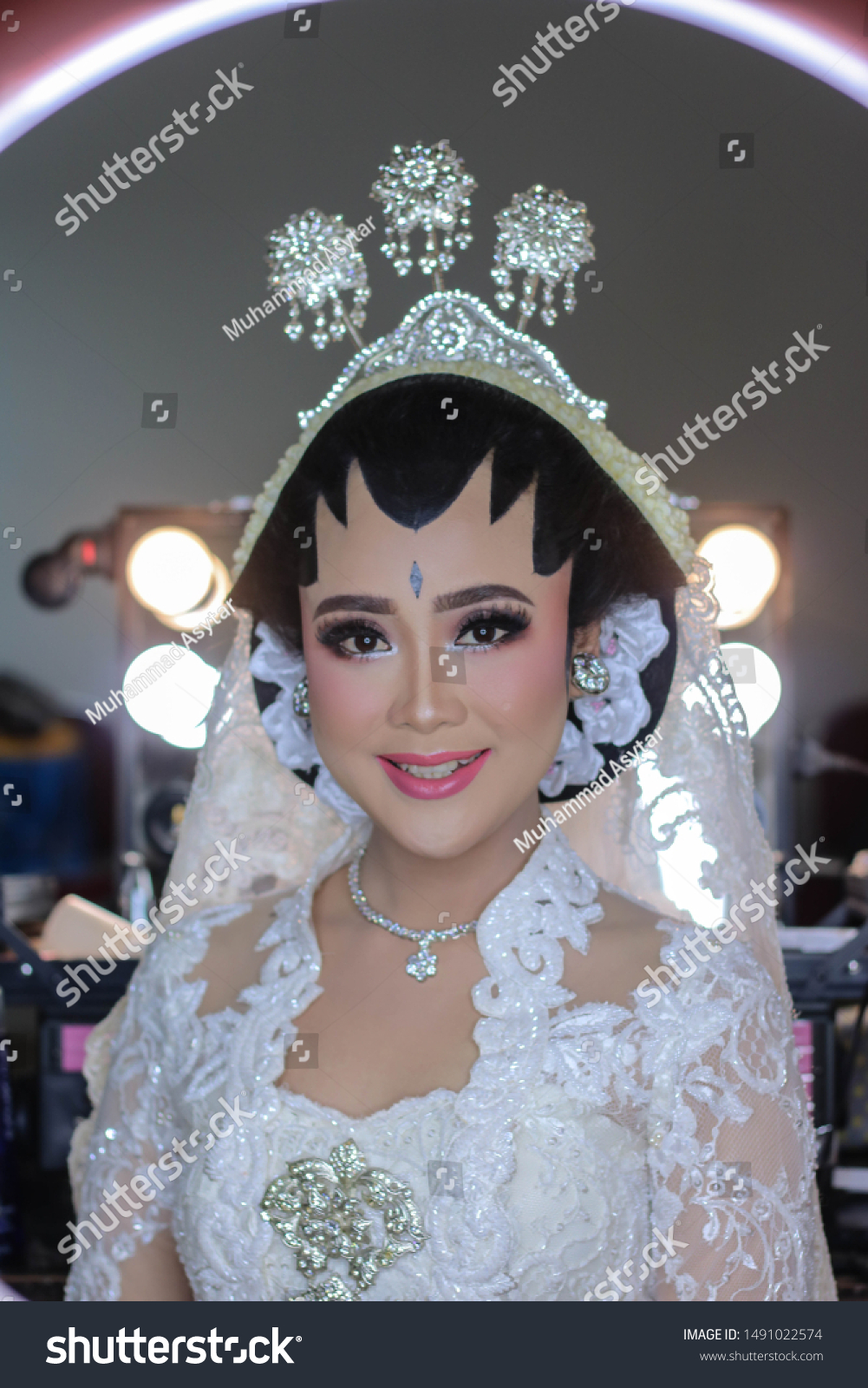 traditional indonesian wedding dress