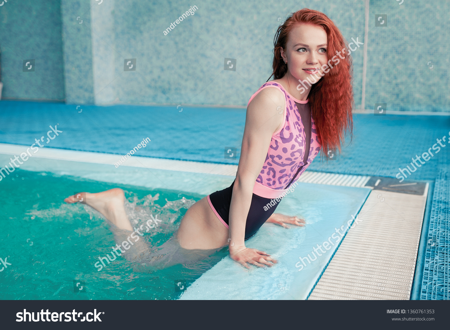 Beautiful Young Woman Indoor Swimming Pool Stockfoto Jetzt Bearbeiten