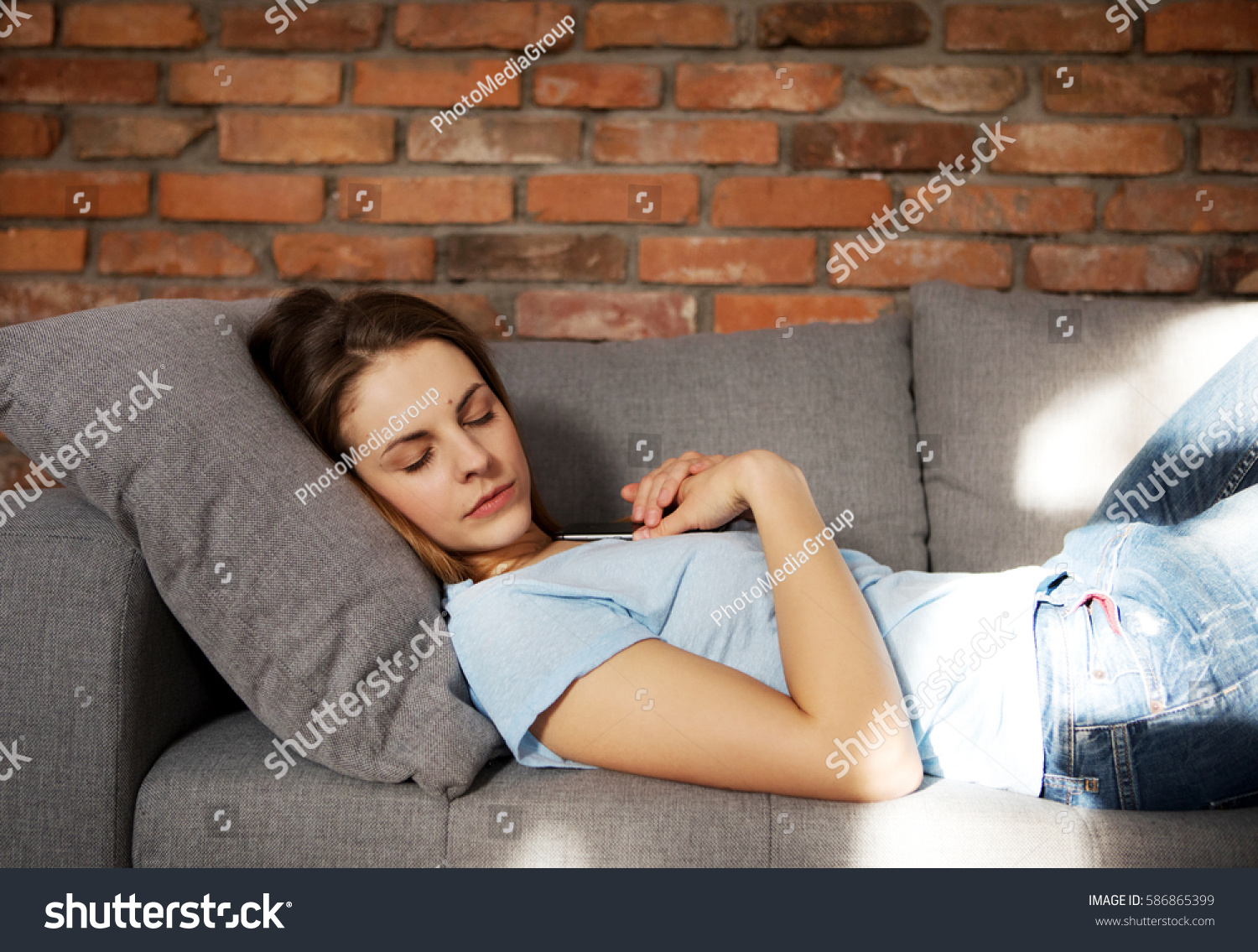 Beautiful Young Woman Sleeping On Couch Foto Stock 586865399 Shutterstock