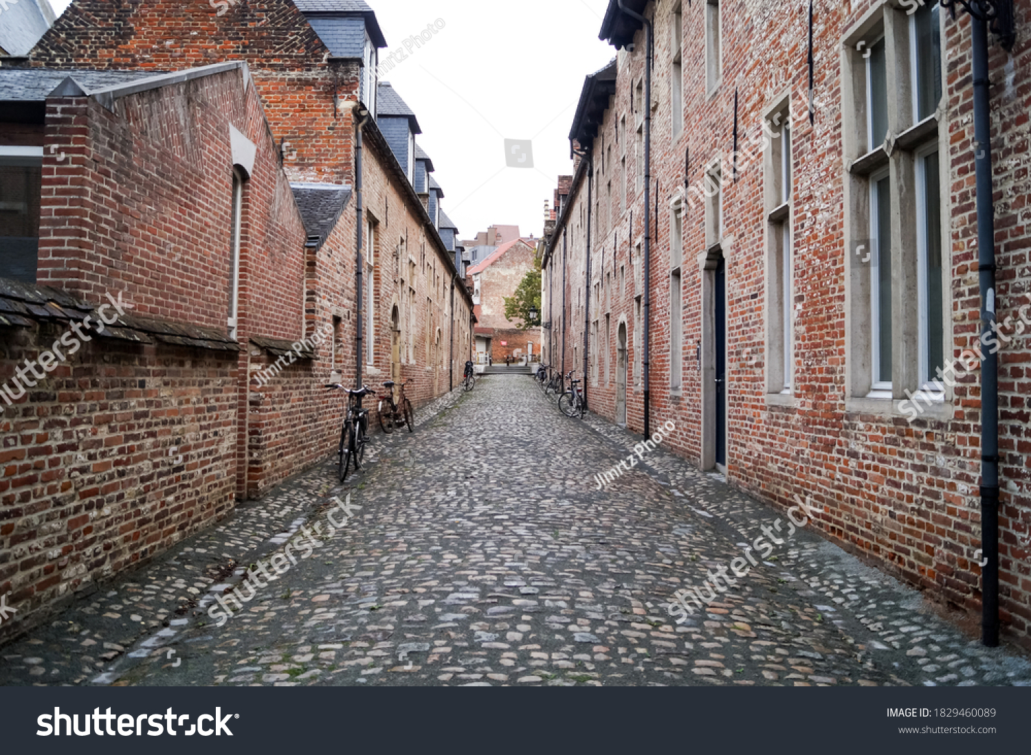736 One point perspective street Images, Stock Photos & Vectors ...