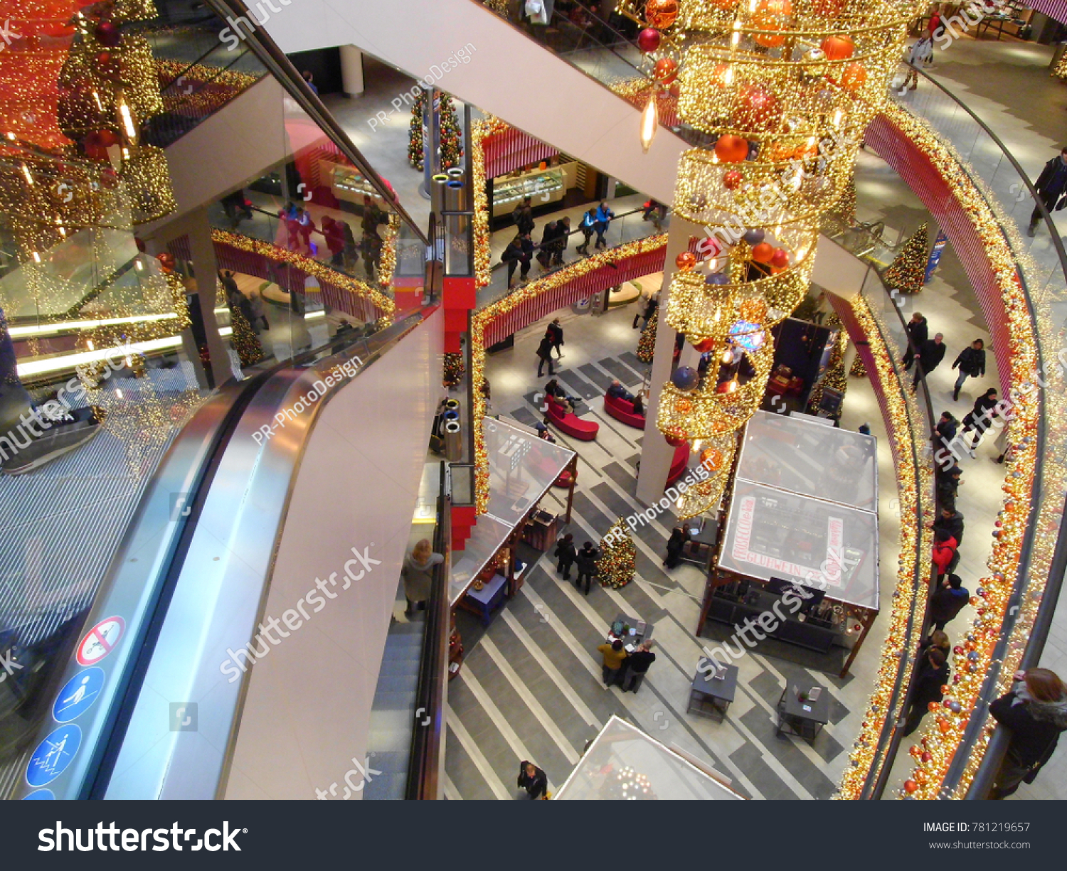 Bielefeld Nrw Germany 12 15 17 People Are Shopping In The Shopping Mall