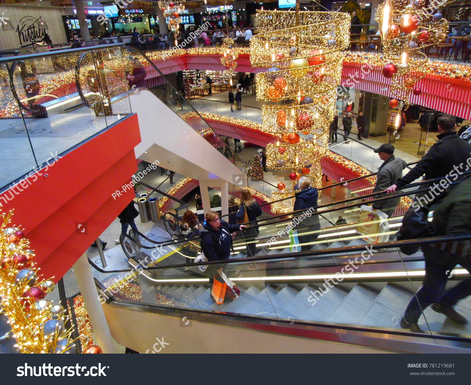 Bielefeld Nrw Germany 12 15 17 People Are Shopping In The Shopping Mall