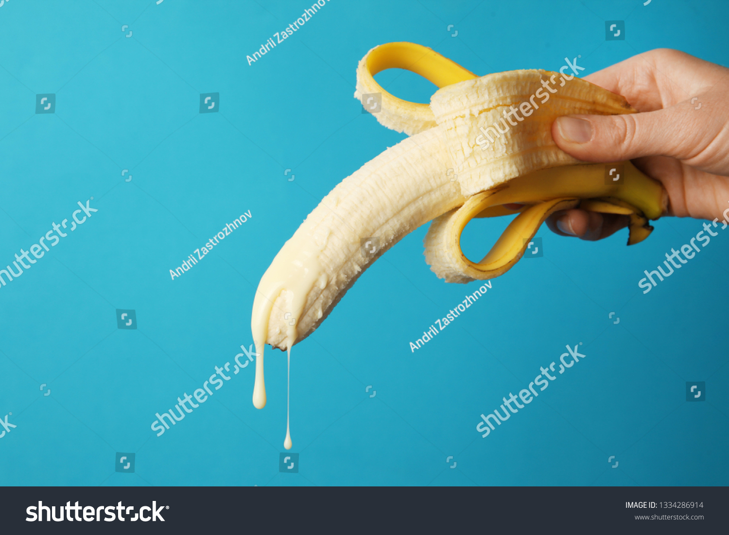 大香蕉和一滴炼乳。性的概念，男人射精。精子和性高潮。库存照片1334286914 Shutterstock