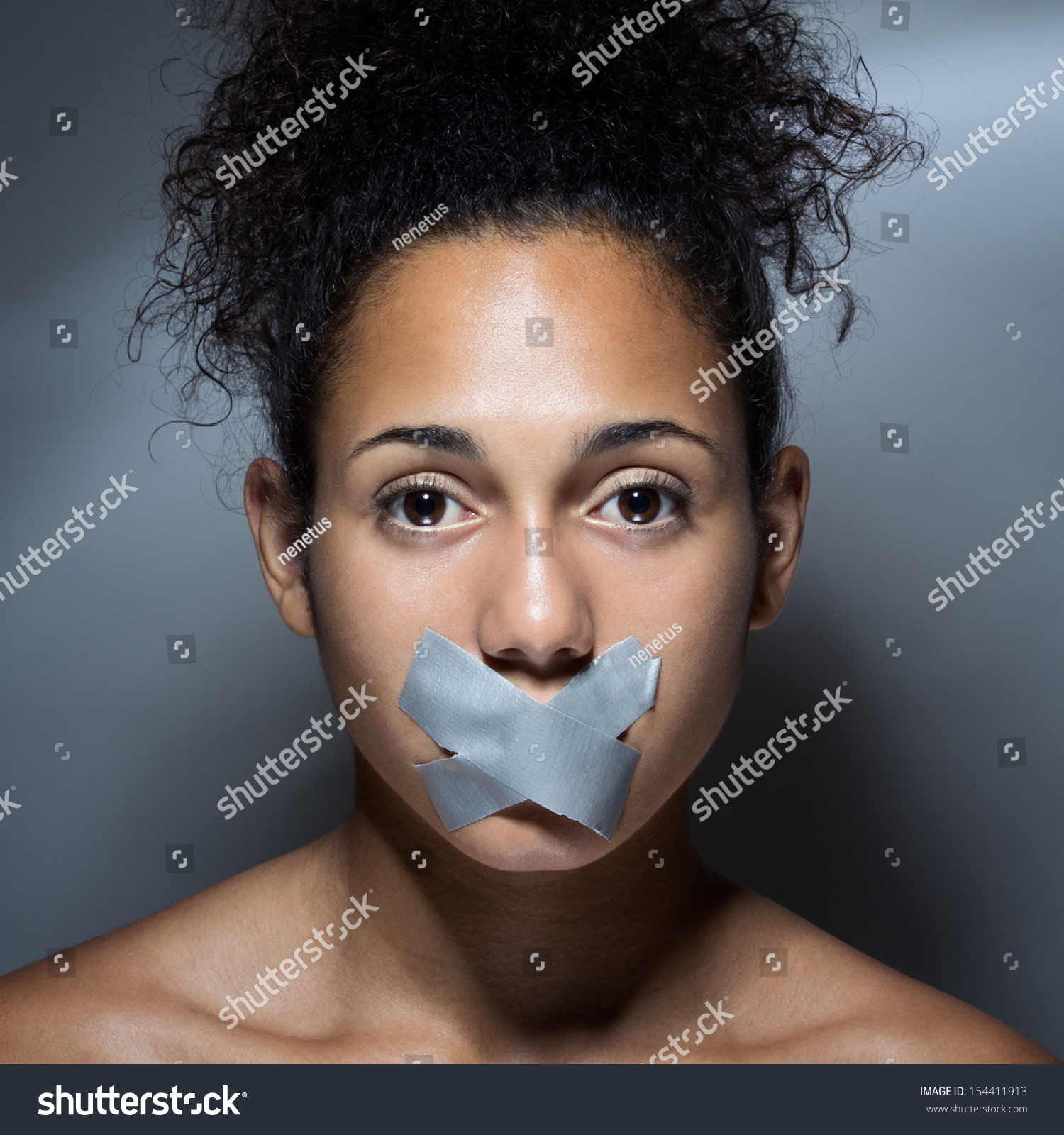 18803 Imágenes De Mujer Cinta Boca Imágenes Fotos Y Vectores De Stock Shutterstock 8596