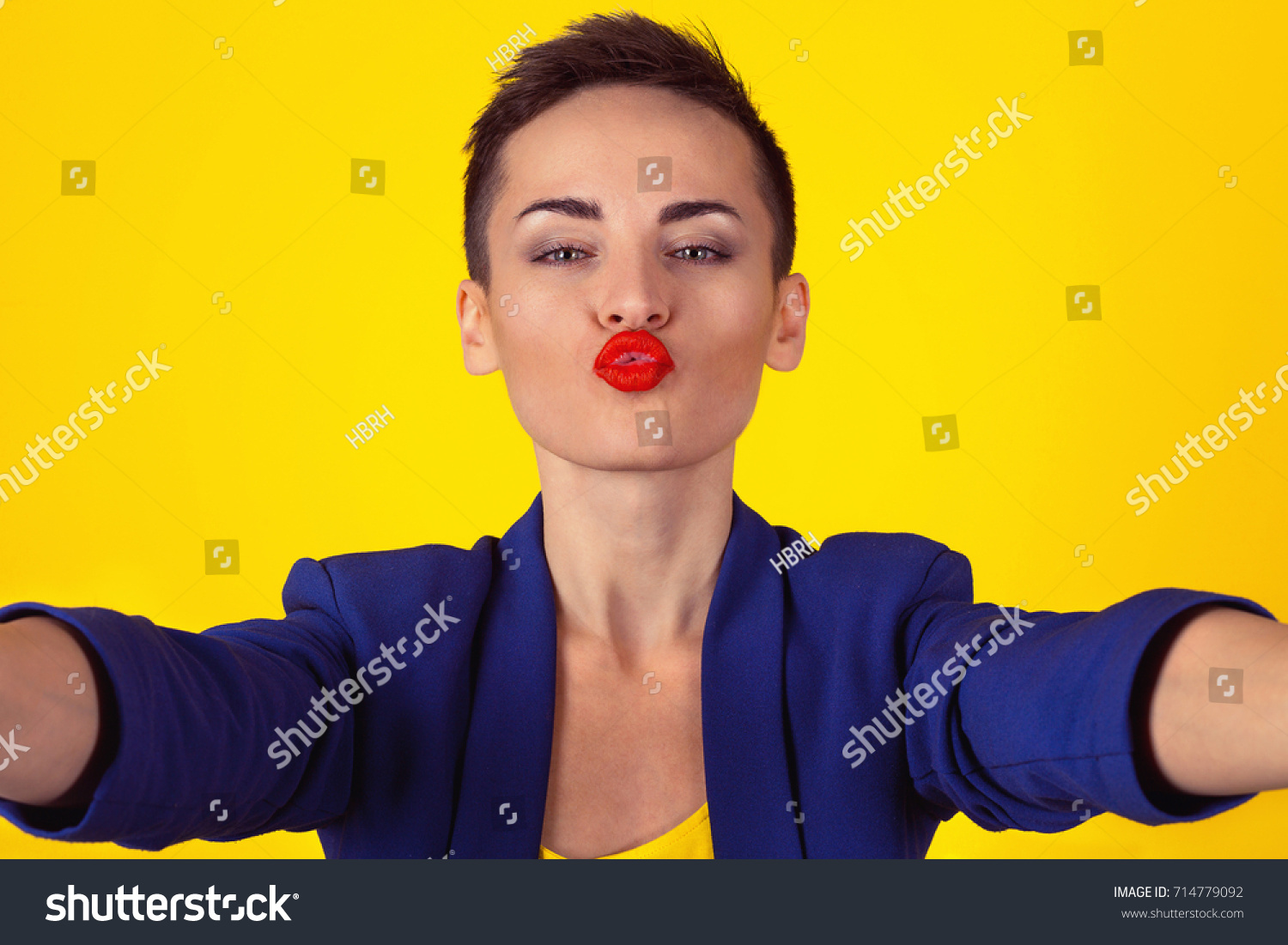 Shot De Stock Blowing Foto Woman Closeup editar Kiss Ahora Selfie f0qYEw0