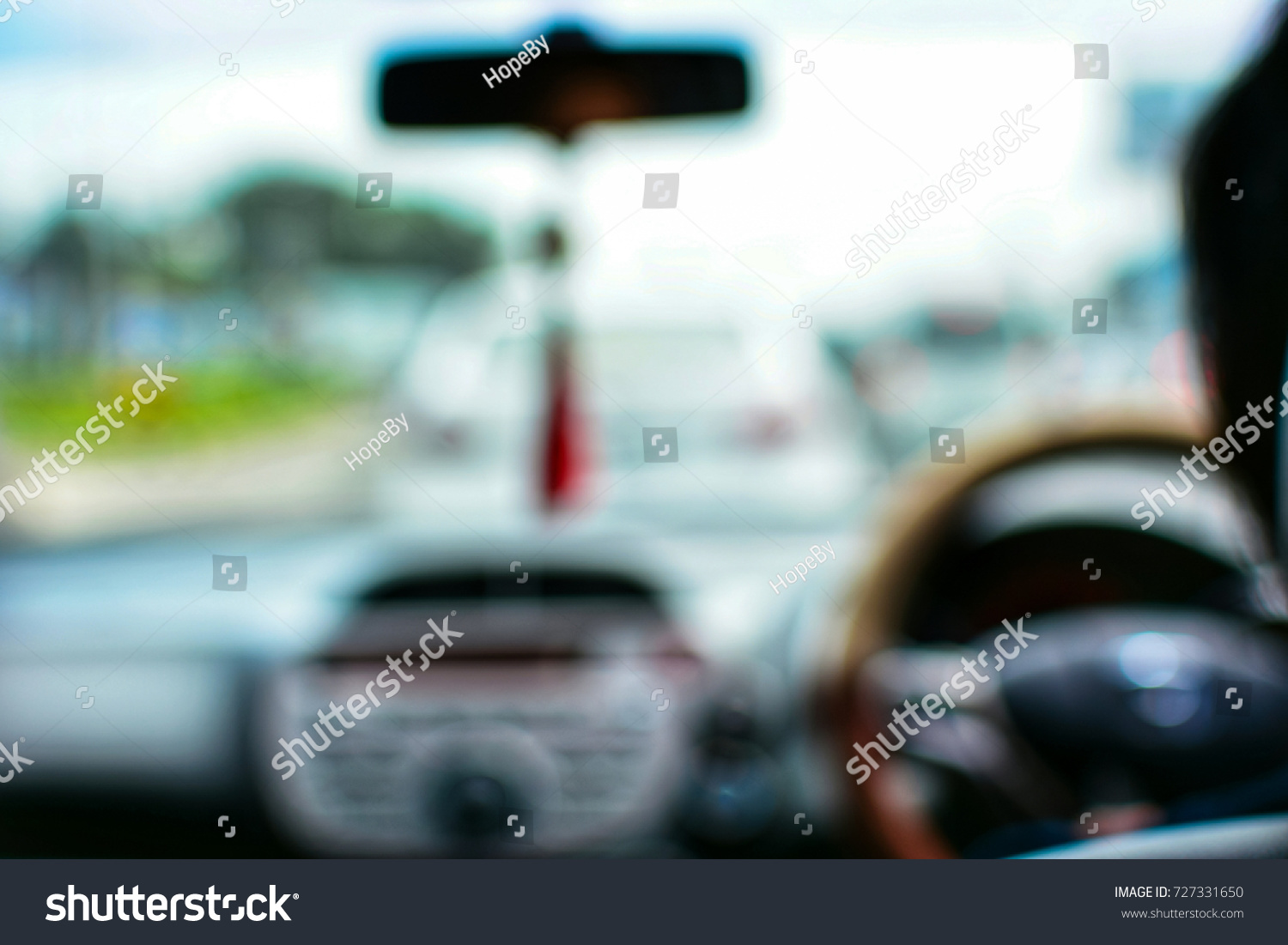 ดาวน์โหลดรูปรถติดแบบเบลอบนท้องถนน Blurred driving a car, traffic jam concept.