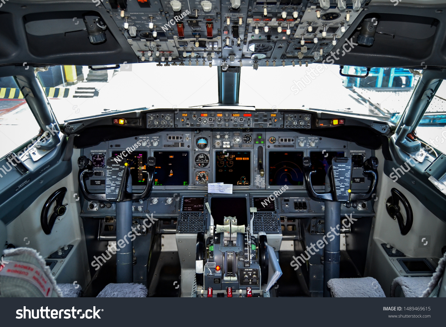 Boeing 737800 Cockpit Flight Deck Instruments Stock Photo 1489469615 ...