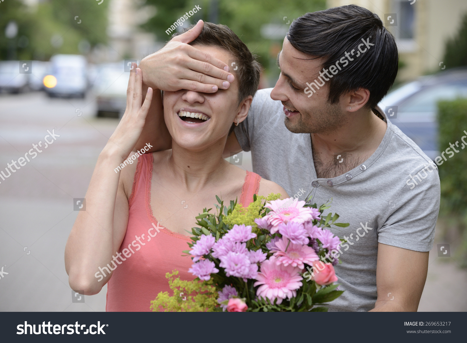 boyfriend surprises girlfriend with flowers