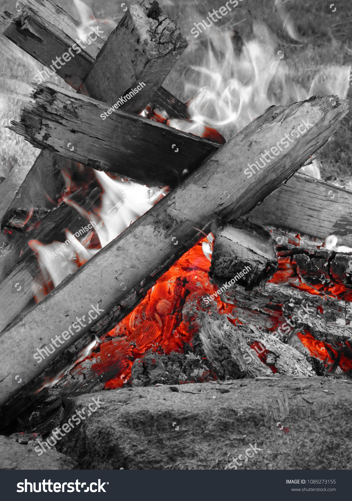 Brennendes Holz Der Feuerstelle Stock Photo Edit Now 1089273155