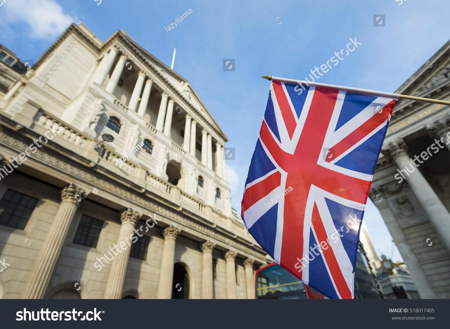 ロンドン市のイングランド銀行の前を飛ぶ英国連邦ジャック国旗 の写真素材 今すぐ編集