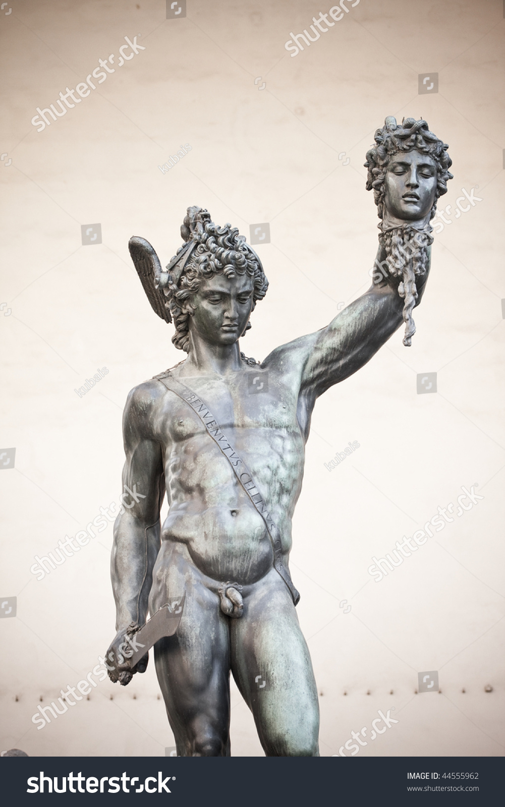 メドゥーサの頭を持つペルセウスの銅像 の写真素材 今すぐ編集
