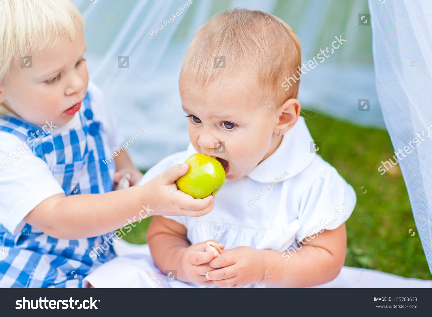 Brother Share Apple Her Sister Foto De Stock 155783633 Shutterstock 