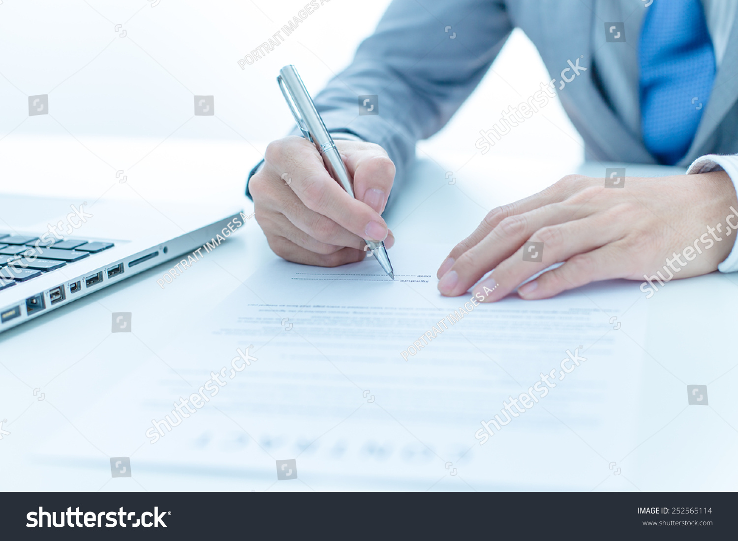 Business Man Signing A Contract Stock Photo 252565114 : Shutterstock