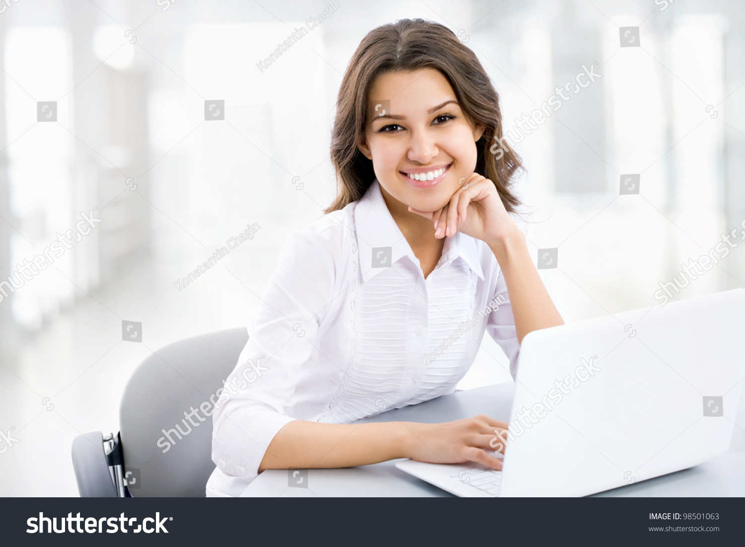Business Woman Working On Laptop Computer Stock Photo 98501063 ...