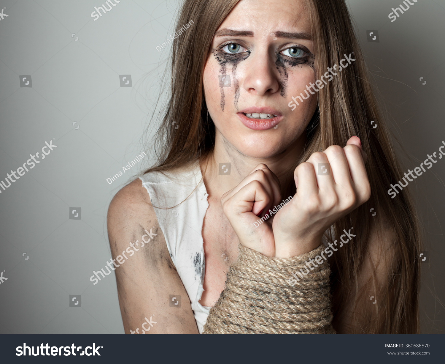 captive on white background bound hands の写真素材 今すぐ編集