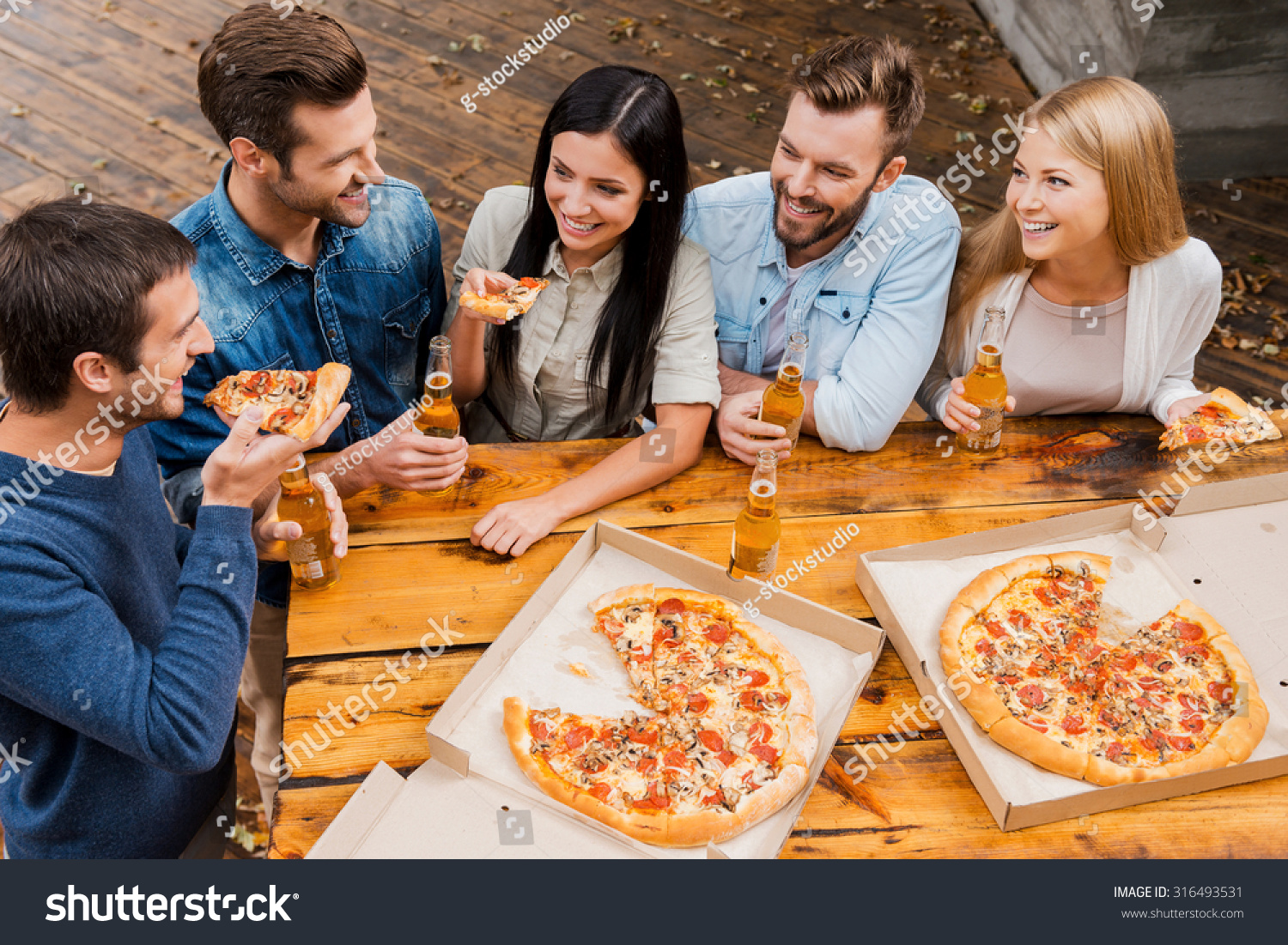 3 Peopleholding Images, Stock Photos & Vectors | Shutterstock