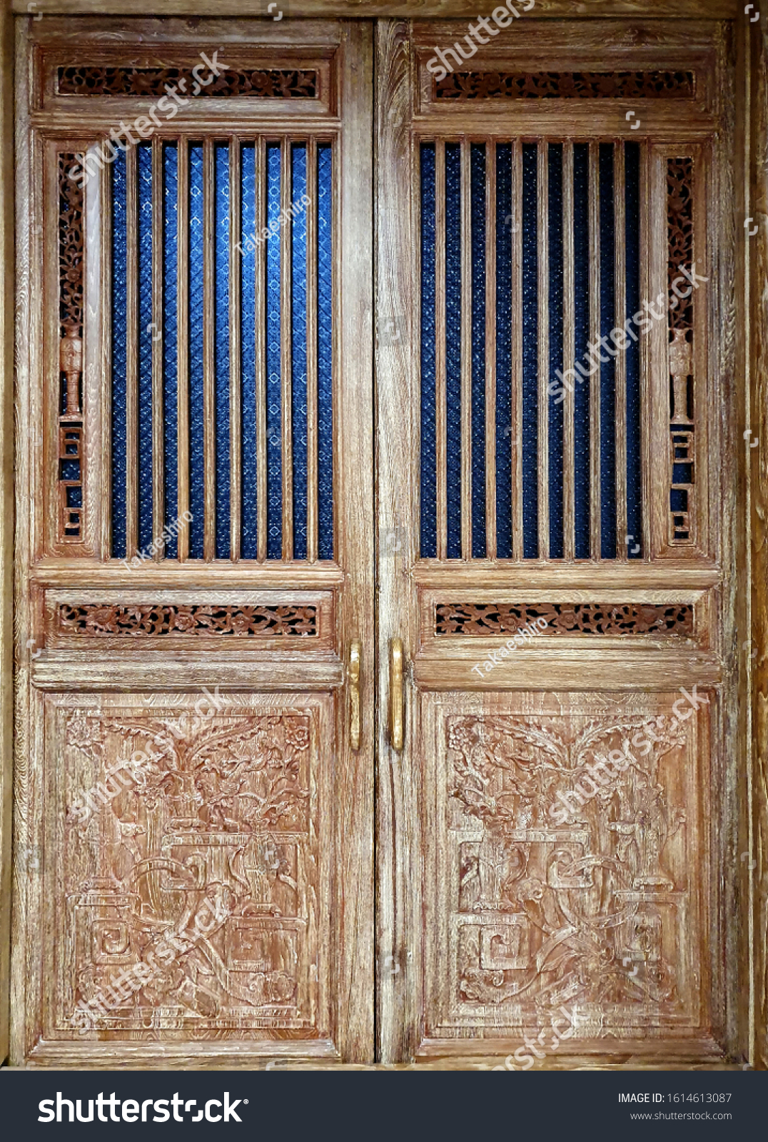 Featured image of post Peacock Design Wooden Doors / Wood at the periphery and intricate design weaved from random patterns on the metal brings in the.