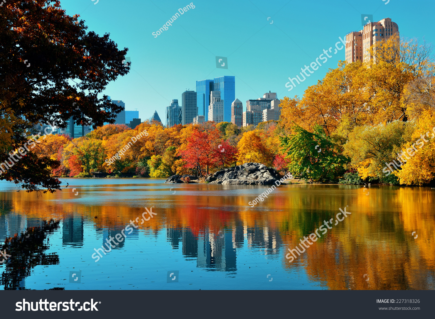 Central Park Autumn And Buildings Reflection In Midtown Manhattan New ...