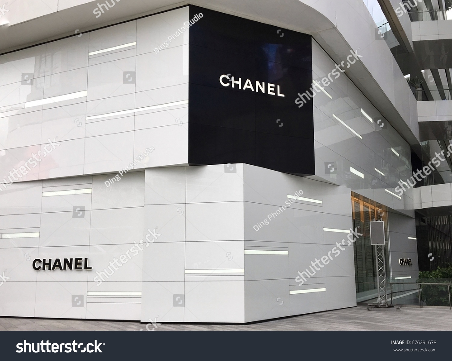 Descubra Chanel Logo Front Chanel Boutique Store Imagenes De Stock En Hd Y Millones De Otras Fotos Ilustraciones Y Vectores En Stock Libres De Regalias En La Coleccion De Shutterstock Se Agregan Miles De Imagenes Nuevas De Alta Calidad Todos Los Dias