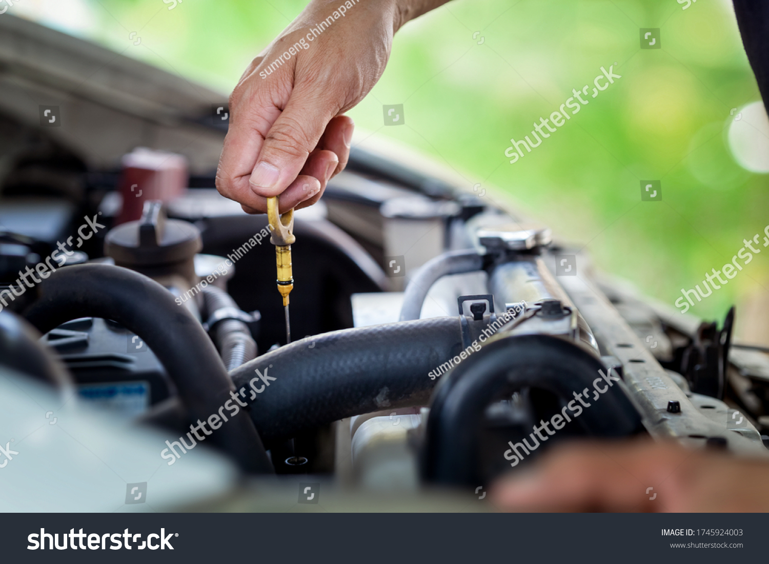 best way to check car engine oil level