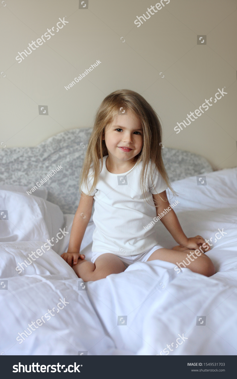 Cheerful Little Girl Bed Stock Photo 1549531703 | Shutterstock