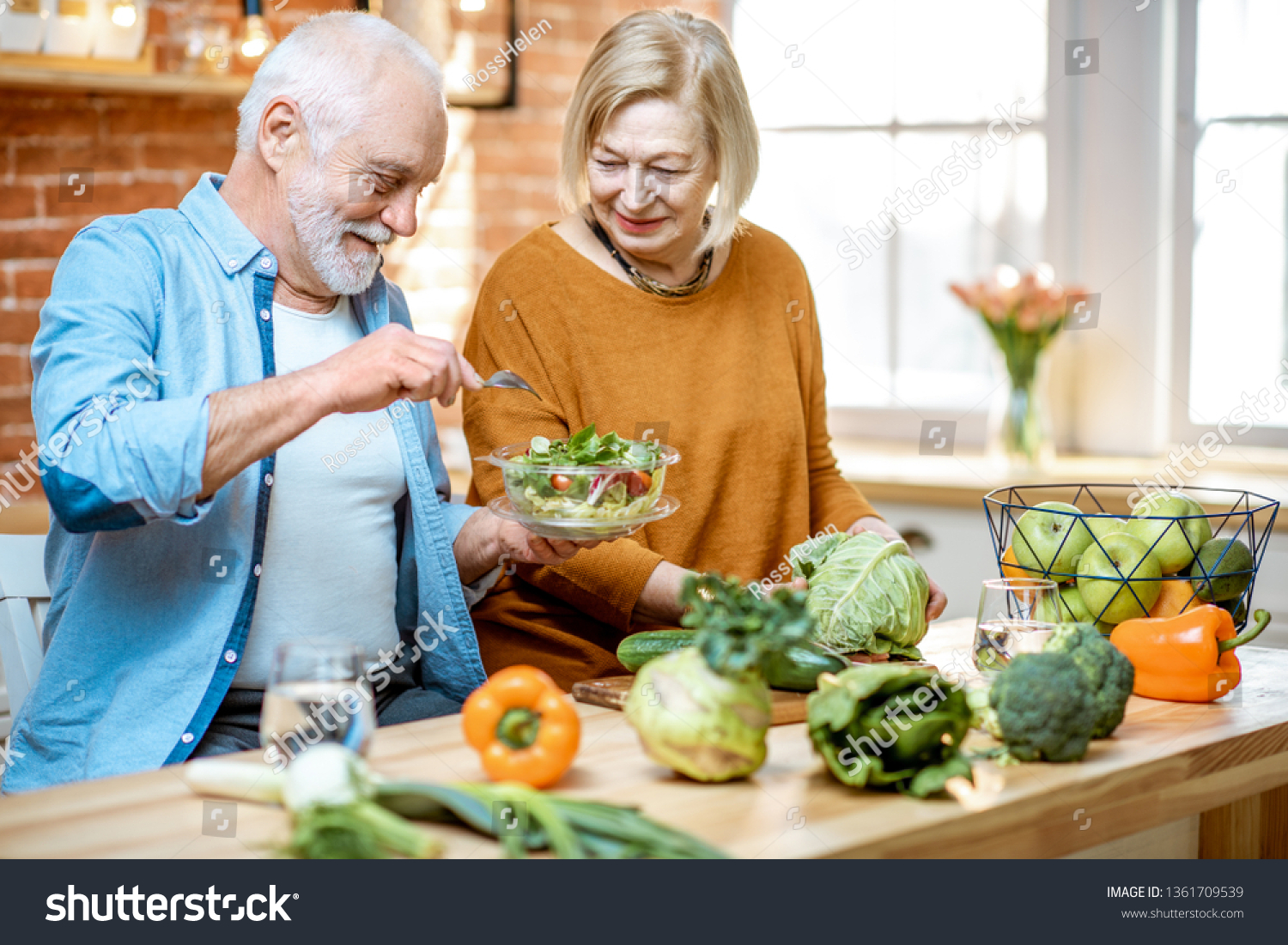 3,182 Older people eating healthy Images, Stock Photos & Vectors ...