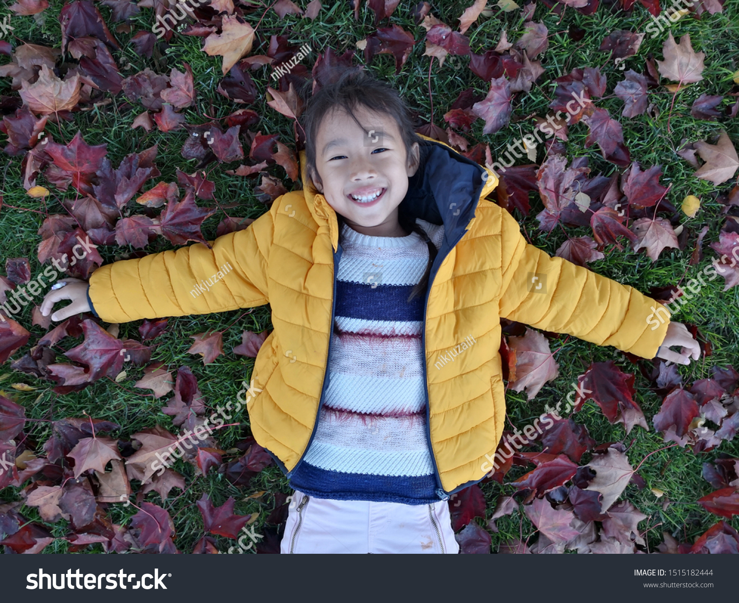 Cheerfup Asian Kid Laying On Ground Stockfoto (redigera nu) 1515182444