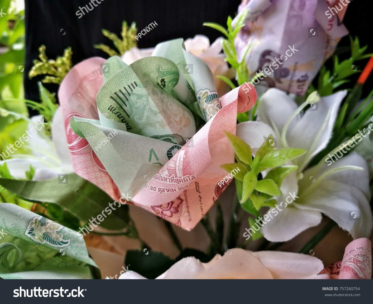 タイ チェンマイ タイの紙幣で作られた美しい折り紙ブーケ タイのお金で作ったお金の花の折り紙 この花束は 祝い事として何度か他の人に贈ることができる の写真素材 今すぐ編集