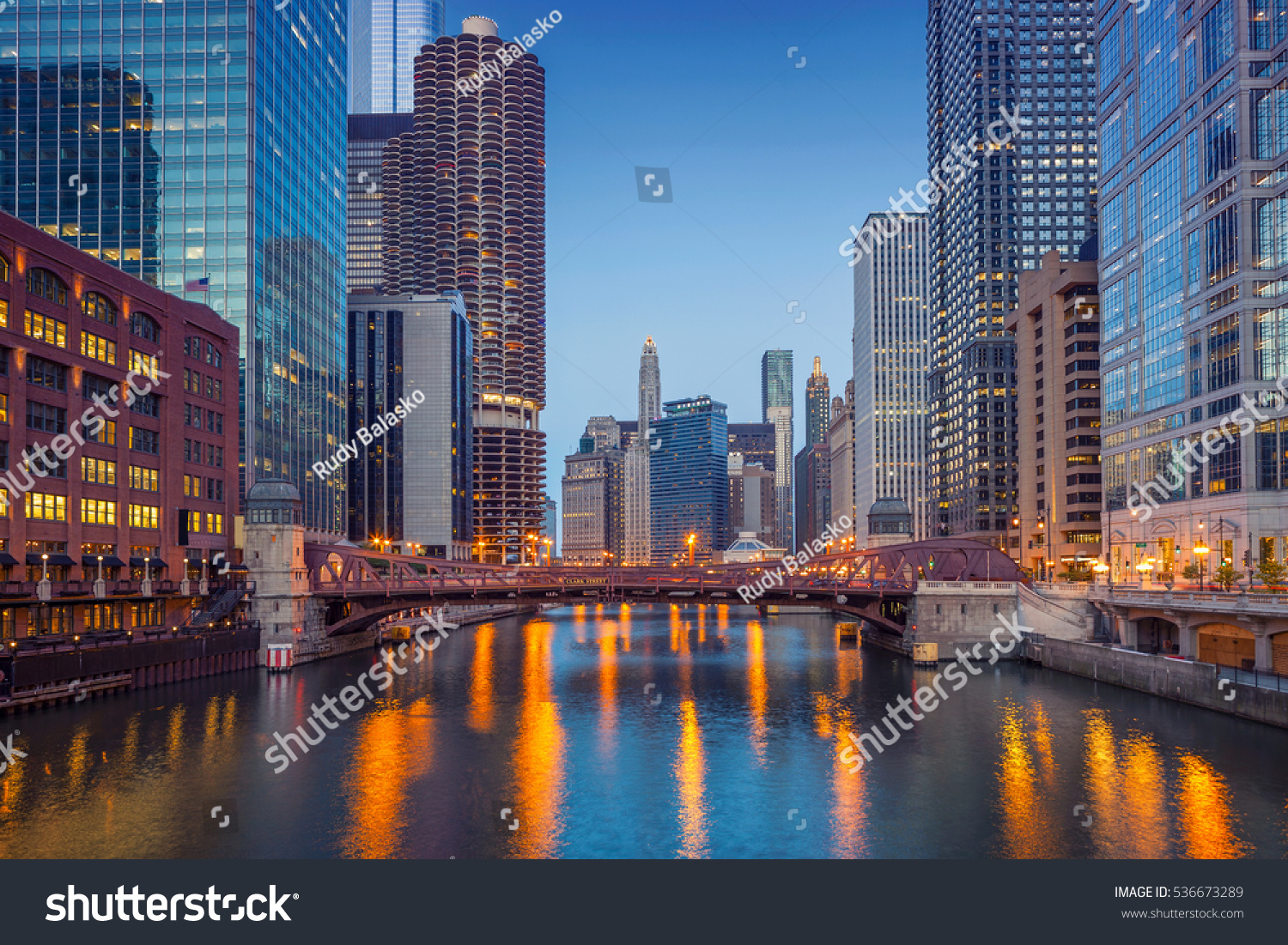 シカゴ ダウンタウン 夕暮れの青い時間にシカゴの街並みの画像 の写真素材 今すぐ編集