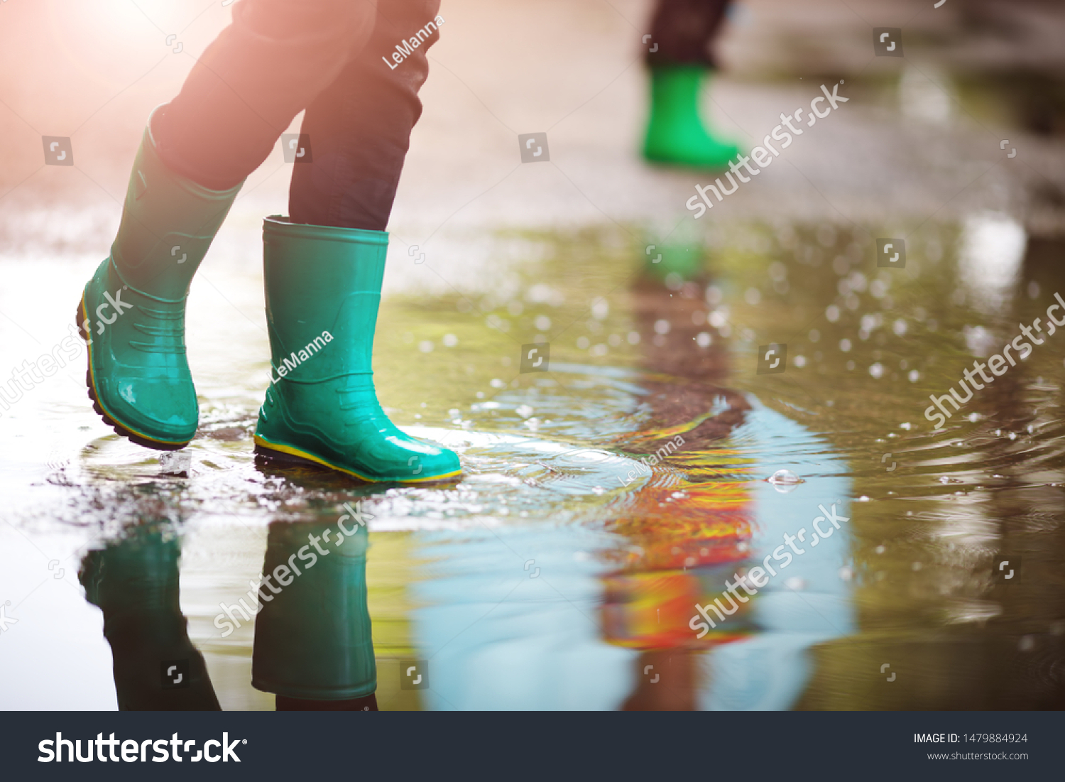 子どもは雨天に乗って はねつけ 水たまりに飛び乗る 夏の屋外で雨が降っている少年 の写真素材 今すぐ編集