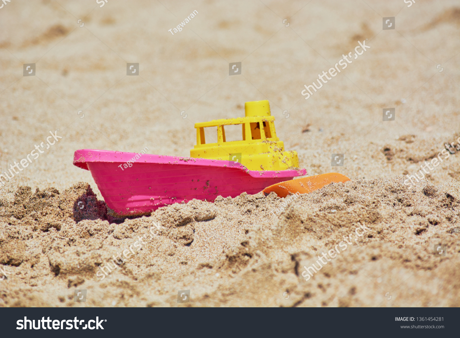 sandy boat toy