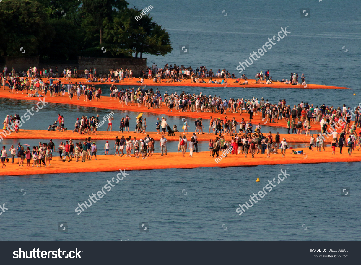 Christo Jeanne Claude Floating Piers Iseo Stock Photo Edit Now 1033