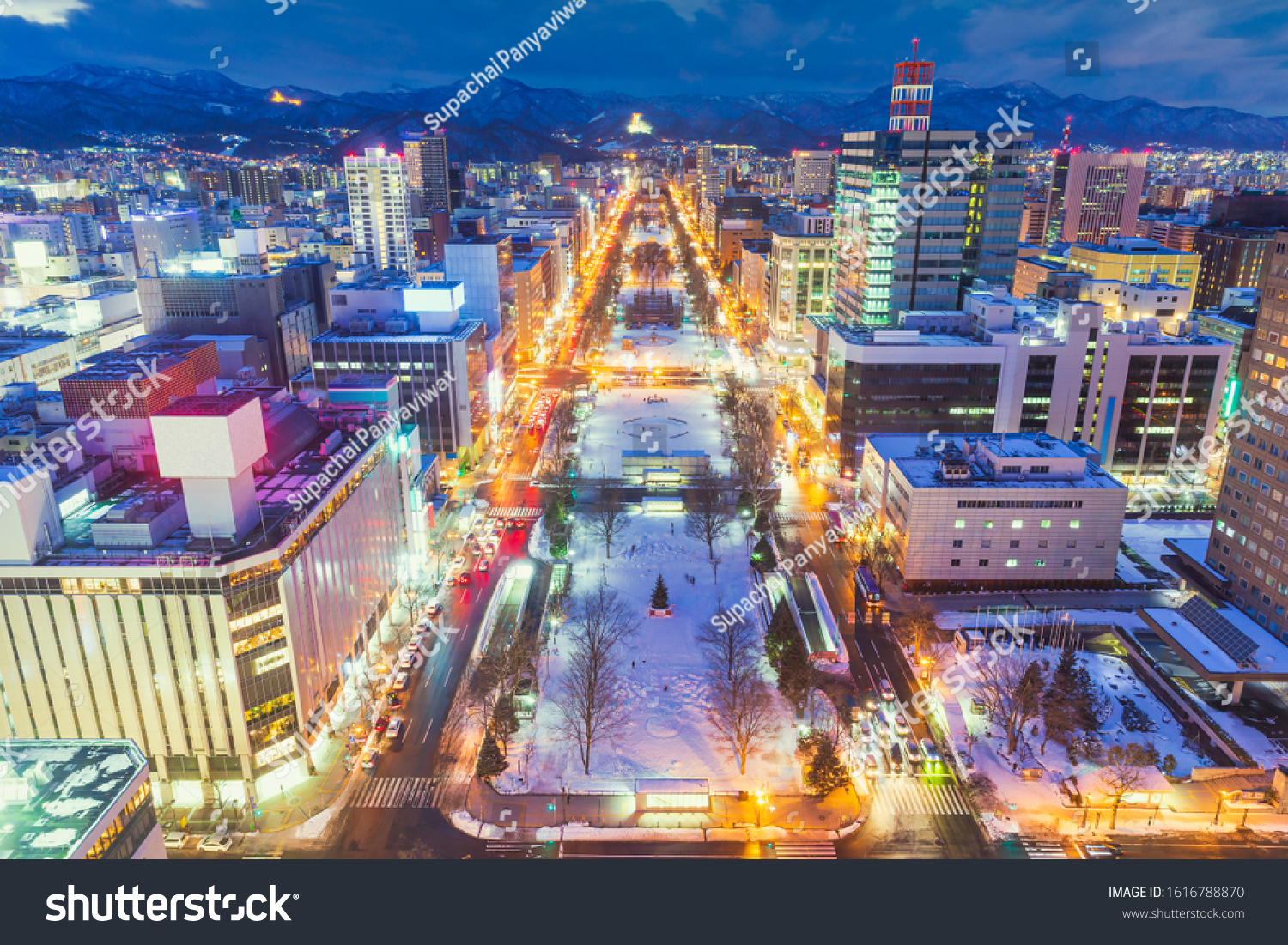 さっぽろテレビ塔のおどり公園の街並み 冬のイルミネーション 札幌雪まつりの観光名所 の写真素材 今すぐ編集