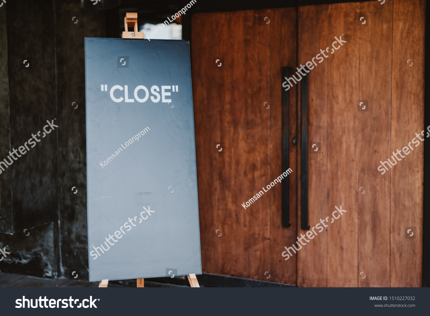 close the door sign board