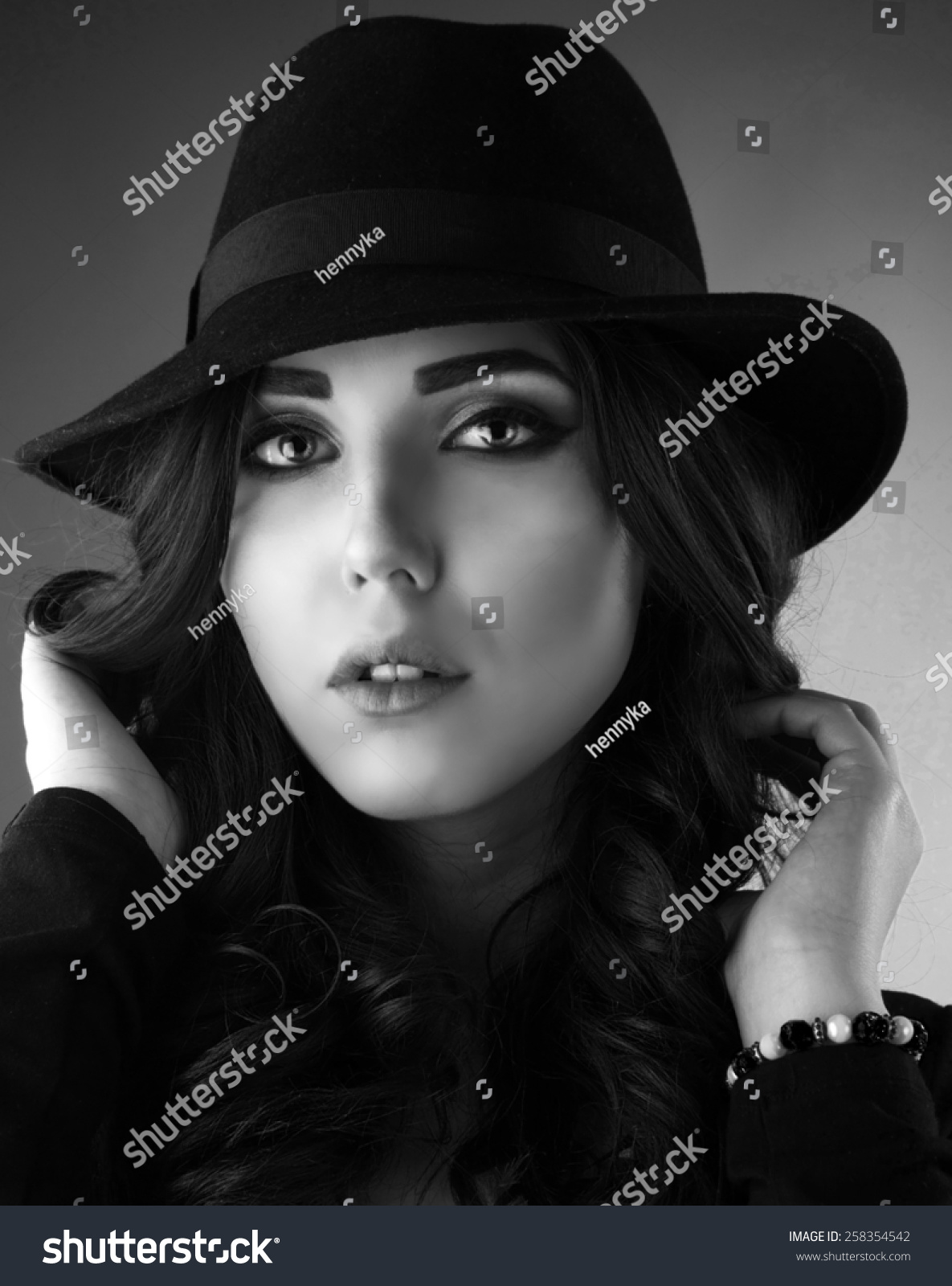 Close Up Black And White Portrait Of A Young Woman Wearing A Hat Stock ...