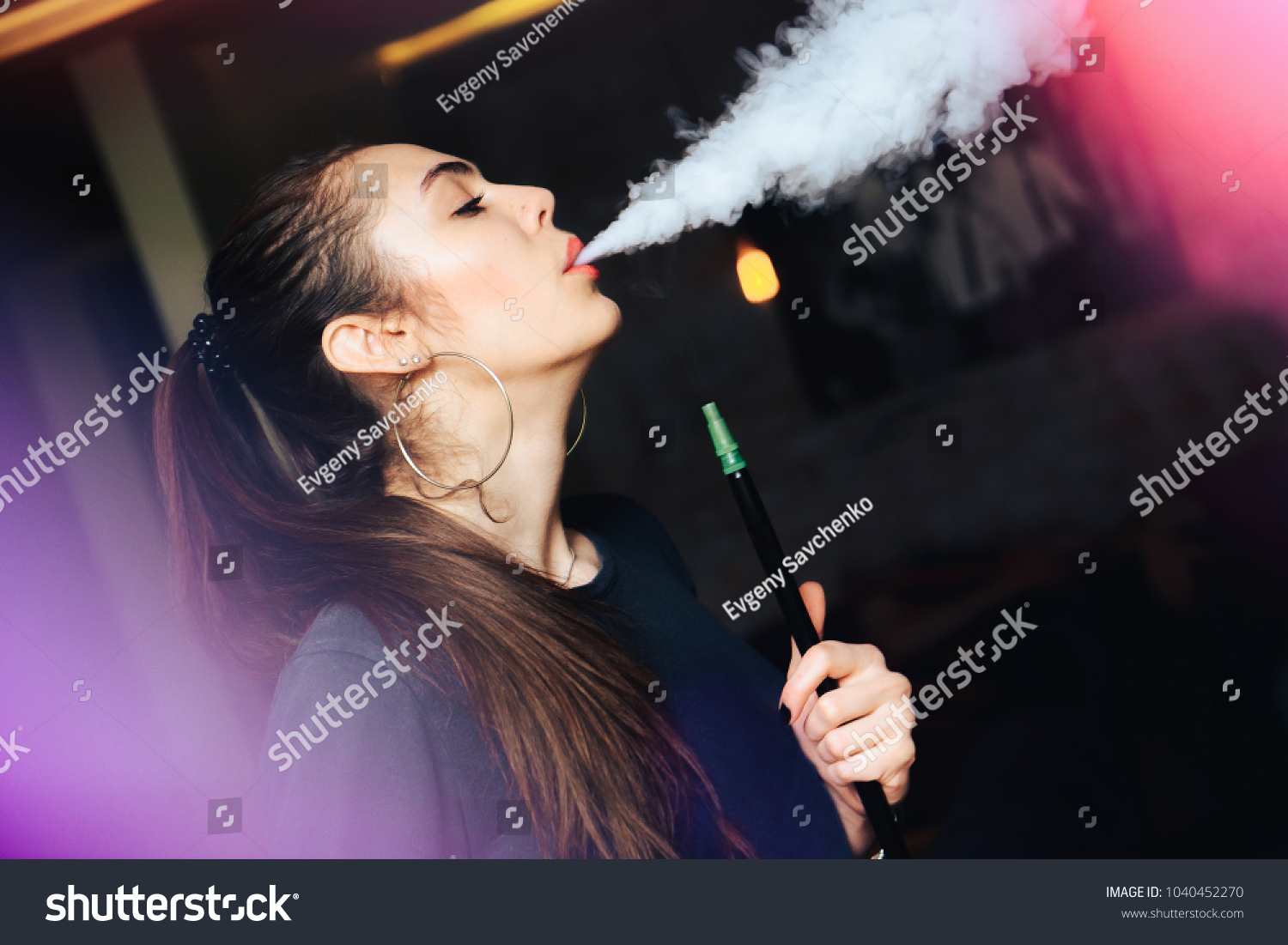クラブで水煙草を吸う若くて美しい女の子の接写 セクシーな女性は煙を吐く の写真素材 今すぐ編集