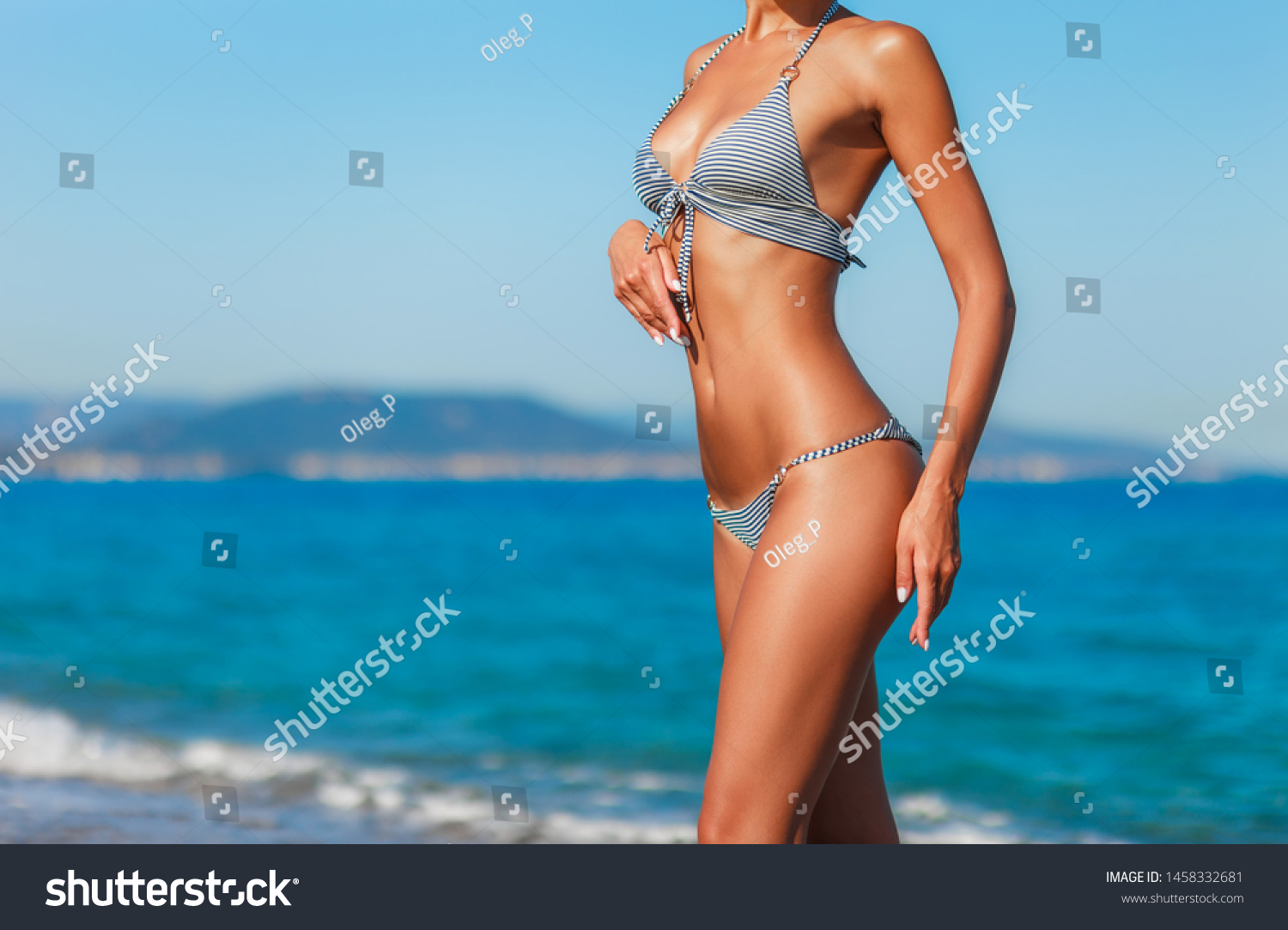 ビーチでセクシーな美女の接写。理想的なフィットネスボディで 