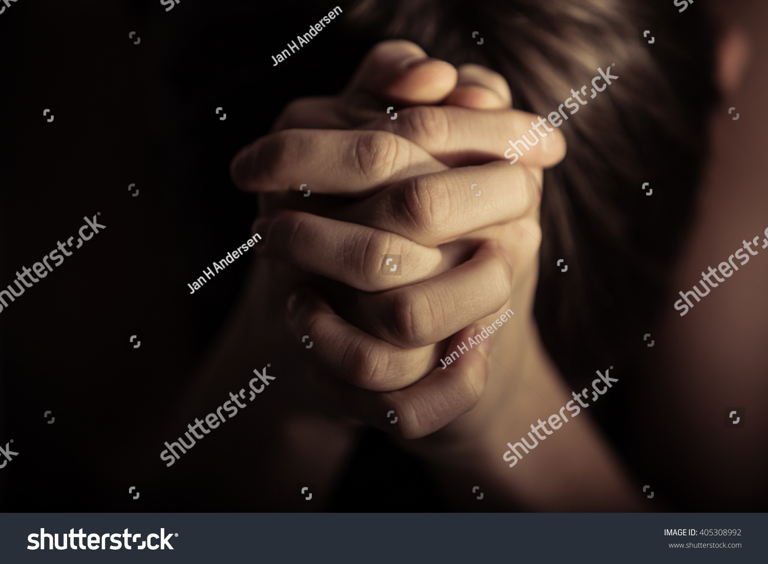 キリスト教の伝統に従い 祈りの時に両手を組んで見せる接写 の写真素材 今すぐ編集