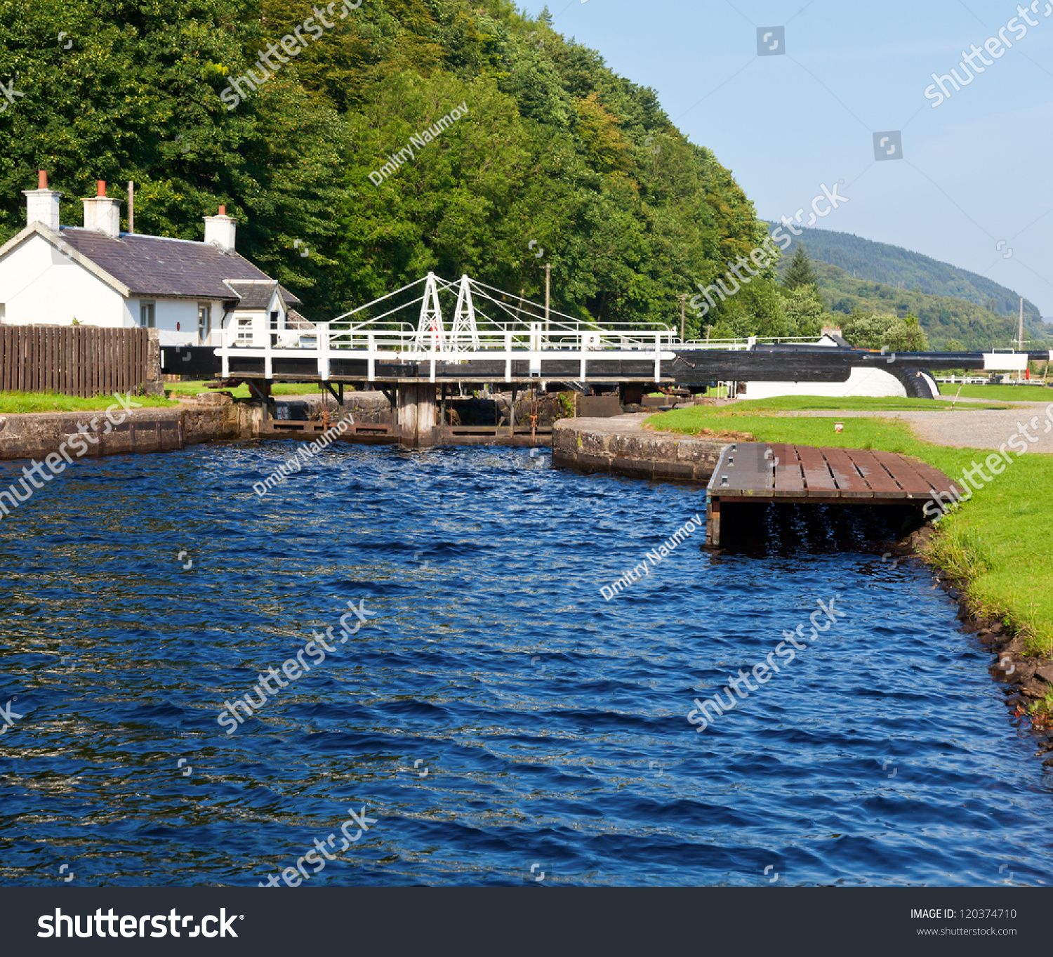 Closed Lock On Crinan Canal Scotland Stock Photo 120374710 | Shutterstock