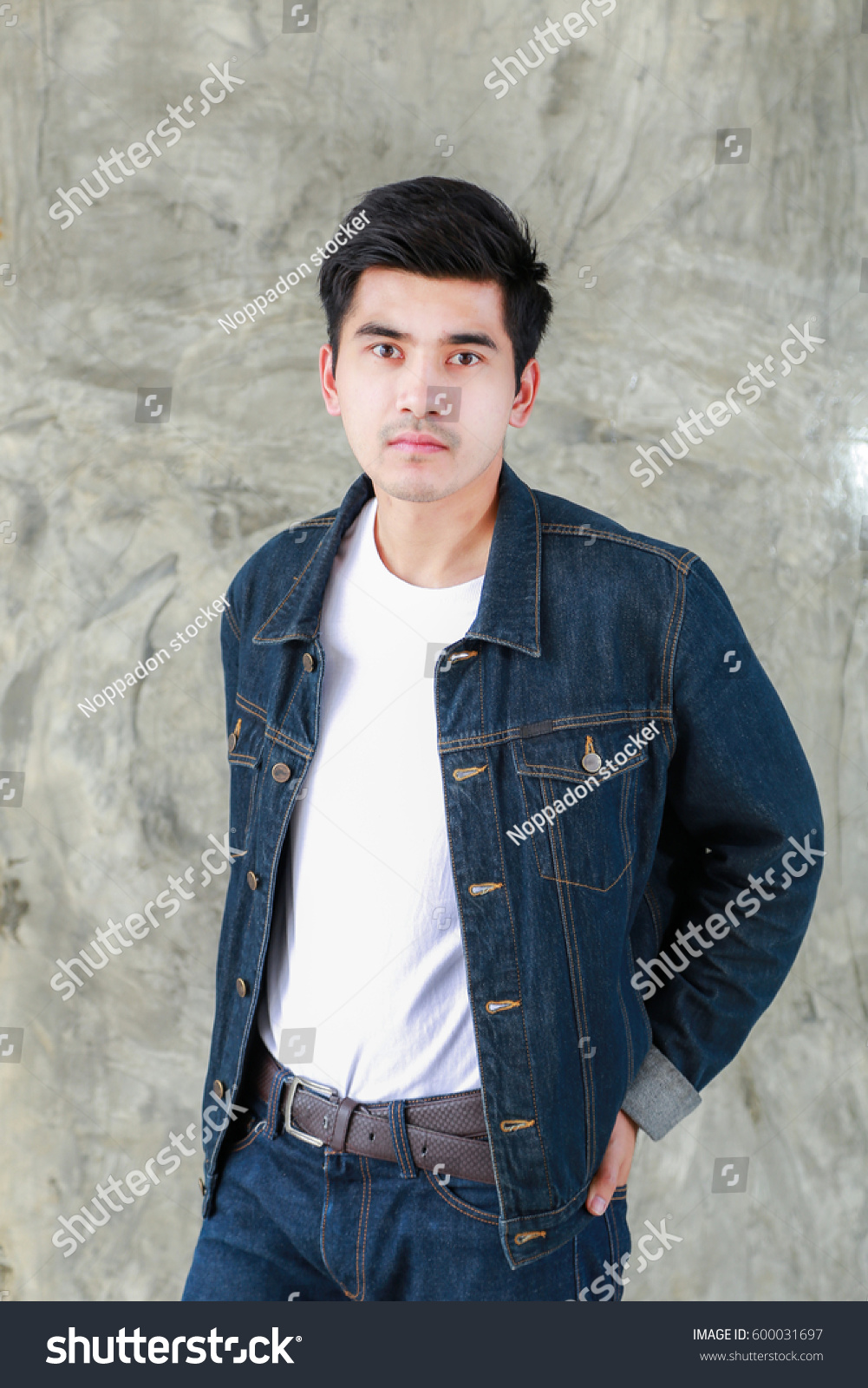 black shirt and blue jeans outfit mens