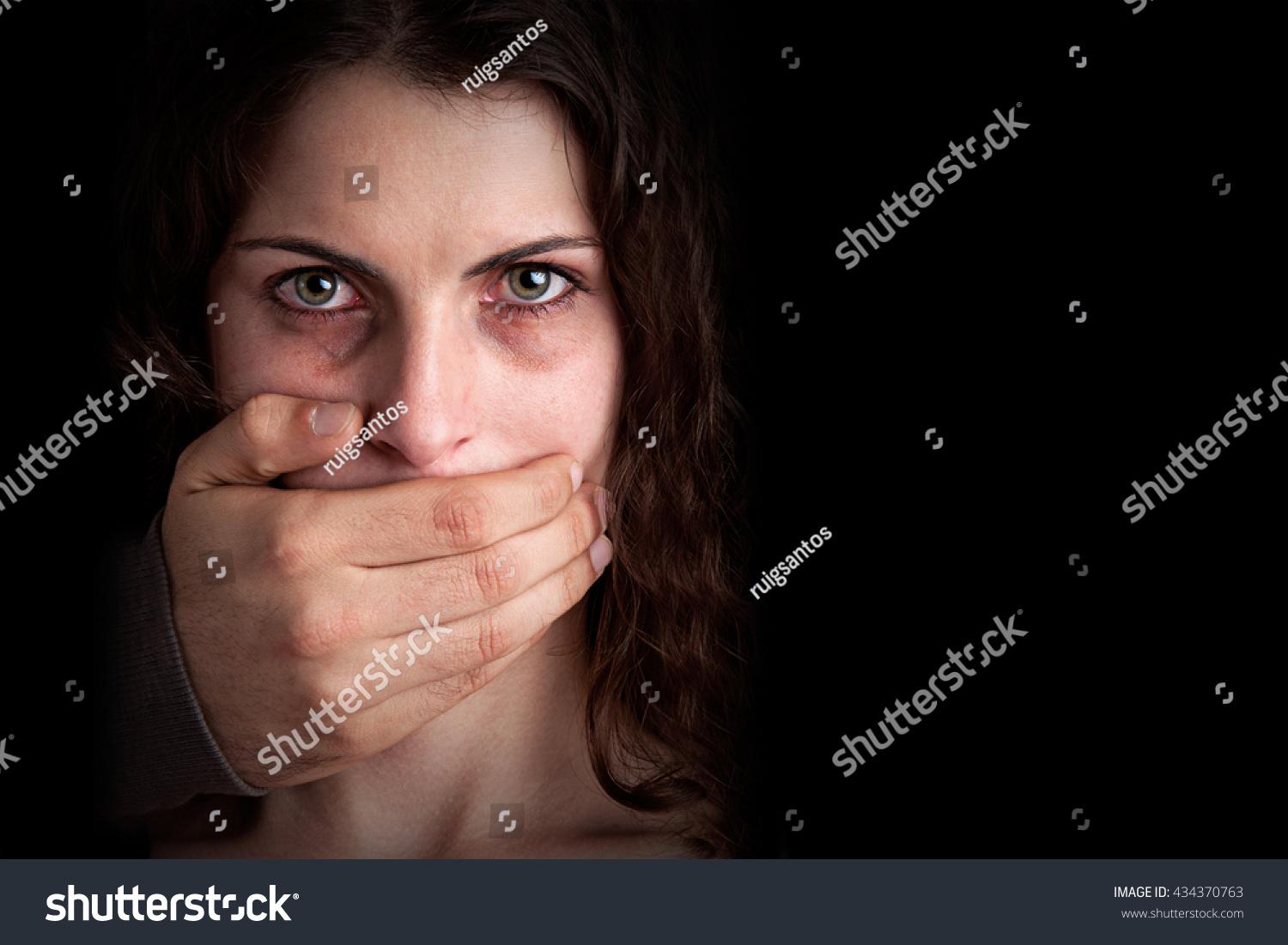 Domestic Violence Mouth Covering 594 รายการ ภาพ ภาพสต็อกและเวกเตอร์ Shutterstock 0063