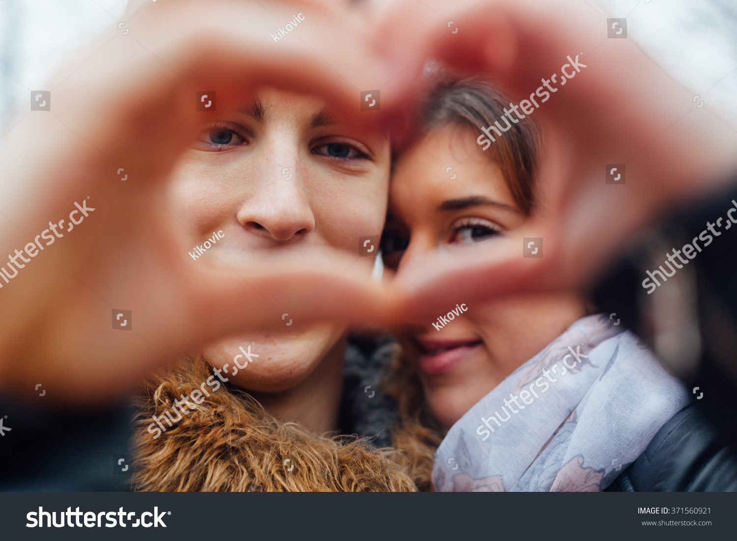 Closeup Couple Making Heart Shape Hands の写真素材 今すぐ編集